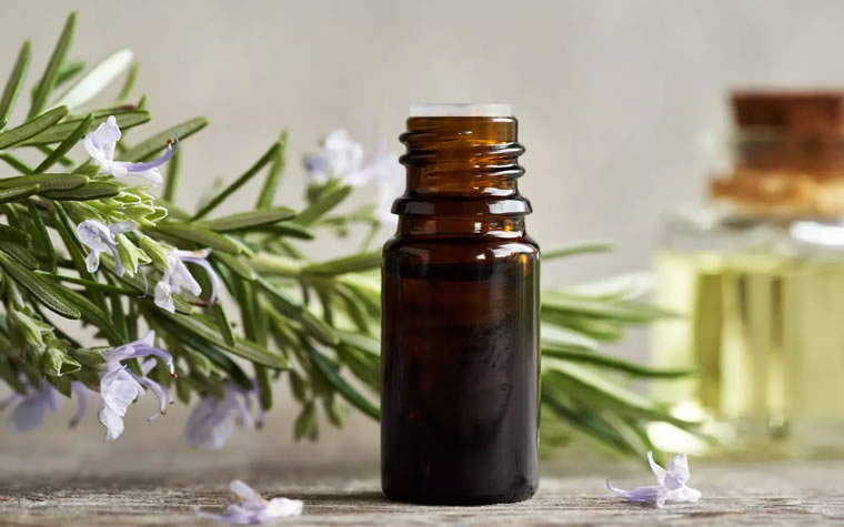 Comment l’huile essentielle de romarin stimule la pousse des cheveux ?